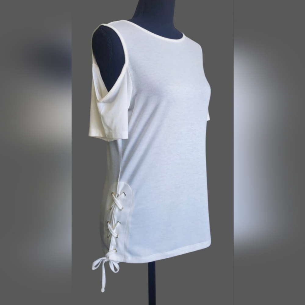 NWT Guess Off White Short Sleeve Cut Out Cold Shoulder  Lace-Up Sides Top Med